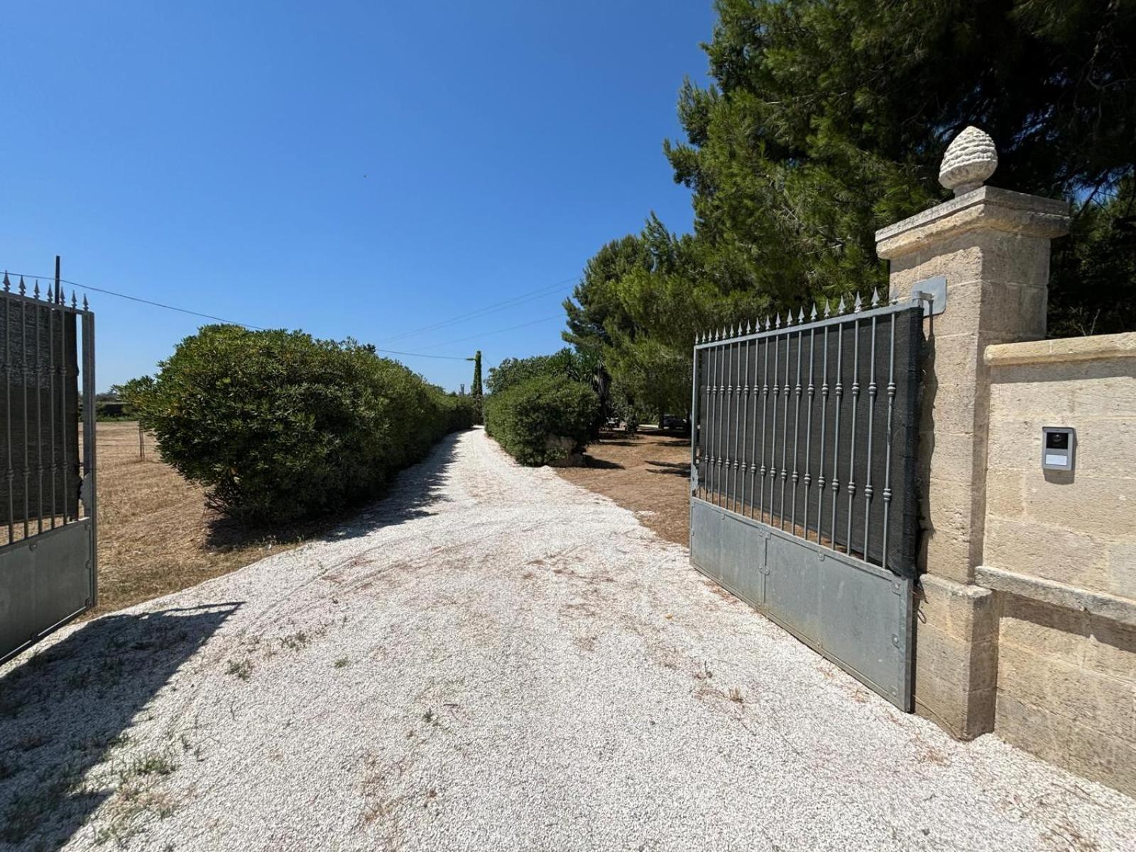 Tenuta Pizzi San Pietro Vernotico Extérieur photo